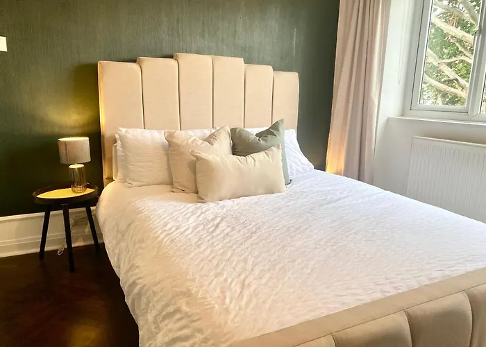 Newly Refurbished 2 Bedroom Apartment In South London