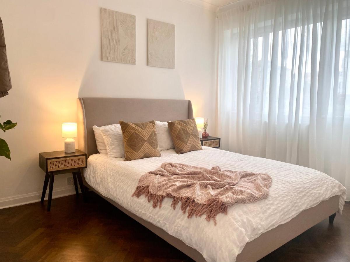 Newly Refurbished 2 Bedroom In South * Londra