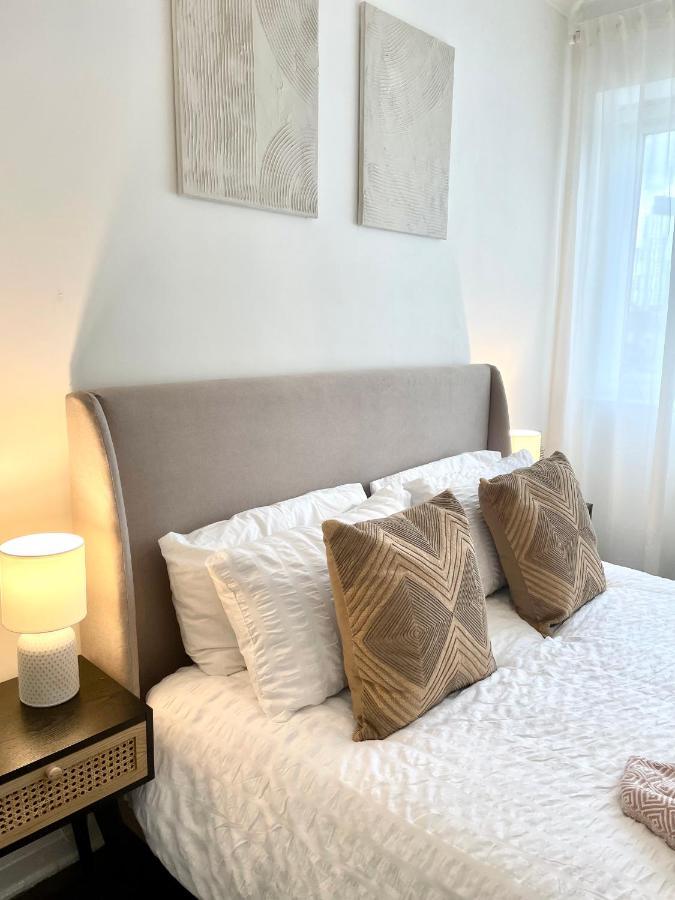 Newly Refurbished 2 Bedroom In South * Londra